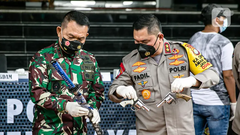 FOTO: Kapolda Metro Jaya dan Pangdam Jaya Beri Keterangan Terkait Penyerangan Petugas