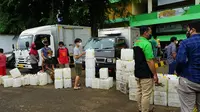Holding BUMN Pangan atau ID FOOD menyalurkan 12 ton minyak goreng ke pedagang pasar tradisional. (dok: ID Food)
