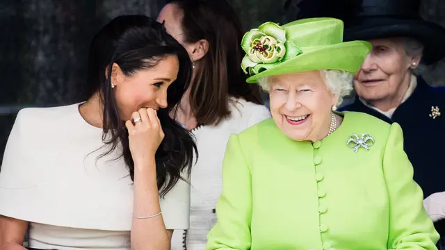 [Bintang] Ratu Elizabeth II - Meghan Markle