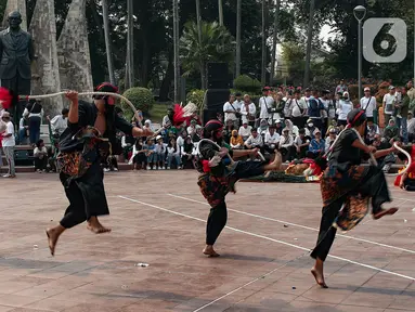 Penari Reog Ponorogo melakukan performance art saat Parade dan Apel Pancasila Sakti di kawasan Tugu Proklamasi, Jakarta Pusat, Minggu (1/10/2023). Kegiatan menyambut Hari Kesaktian Pancasila ini dipimpin Ketua Umum DPP PKB Abdul Muhaimin Iskandar (Gus Imin). (merdeka.com/Arie Basuki)