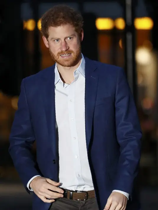 Bersama dengan para remaja muslim, pangeran Harry terlihat sedang mengikuti buka puasa bersama dengan para remaja muslim di Singapura. Serangkaian tradisi buka puasa di sana turut dirasakan oleh Harry. (AFP/Bintang.com)