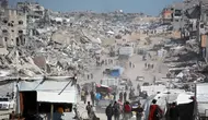 Warga Palestina membawa barang-barang mereka saat meninggalkan Kota Gaza pada 16 Mei 2025. (Bashar TALEB/AFP)