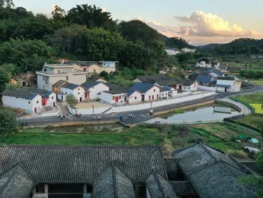 Foto dari udara menunjukkan pemandangan Desa Yushui yang telah direnovasi di Chengbei, Kota Meizhou, Provinsi Guangdong, China selatan (20/11/2020). Meizhou merupakan kampung halaman bagi banyak warga China yang merantau ke luar negeri. (Xinhua/Li He)