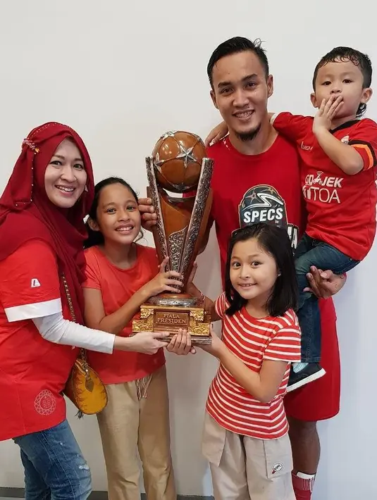 Dengan maraknya perebut laki orang atau disebut Pelakor, Okie Agustina juga mewanti-wanti pada suaminya Gunawan Dwi Cahyo. Ia mengingatkan bahwa pelakor dimana-mana. Seperti diketahui, keduanya nikah sejak 2012 silam. (Instagram/okieagustina.gdc13)