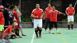 Menpora Imam Nahrawi (tengah) berlari jelang bermain futsal dengan pewarta olahraga di Lapangan Kemenpora, Jakarta, Jumat (10/2). Laga futsal ini untuk memeriahkan Hari Pers Nasional 2017 di lingkungan Kemenpora. (Liputan6.com/Helmi Fithriansyah)