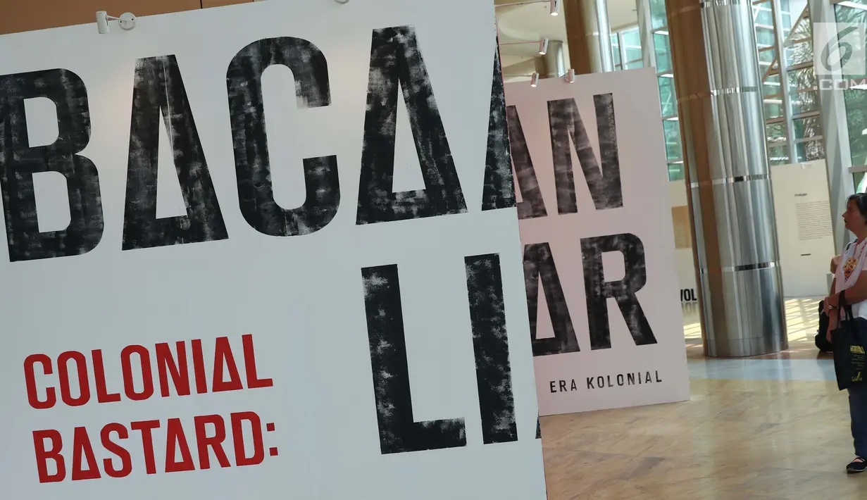 Pengunjung melihat-lihat pameran Bacaan Liar pada pameran Jakarta International Literary Festival (JILF) 2019 di Taman Ismail Marzuki, Kamis (22/8/2019). JILF 2019 menampilkan beberapa naskah yang masuk kategori bacaan liar karya penulis dari kaum pergerakan nasional. (Liputan6.com/Helmi Fithriansya
