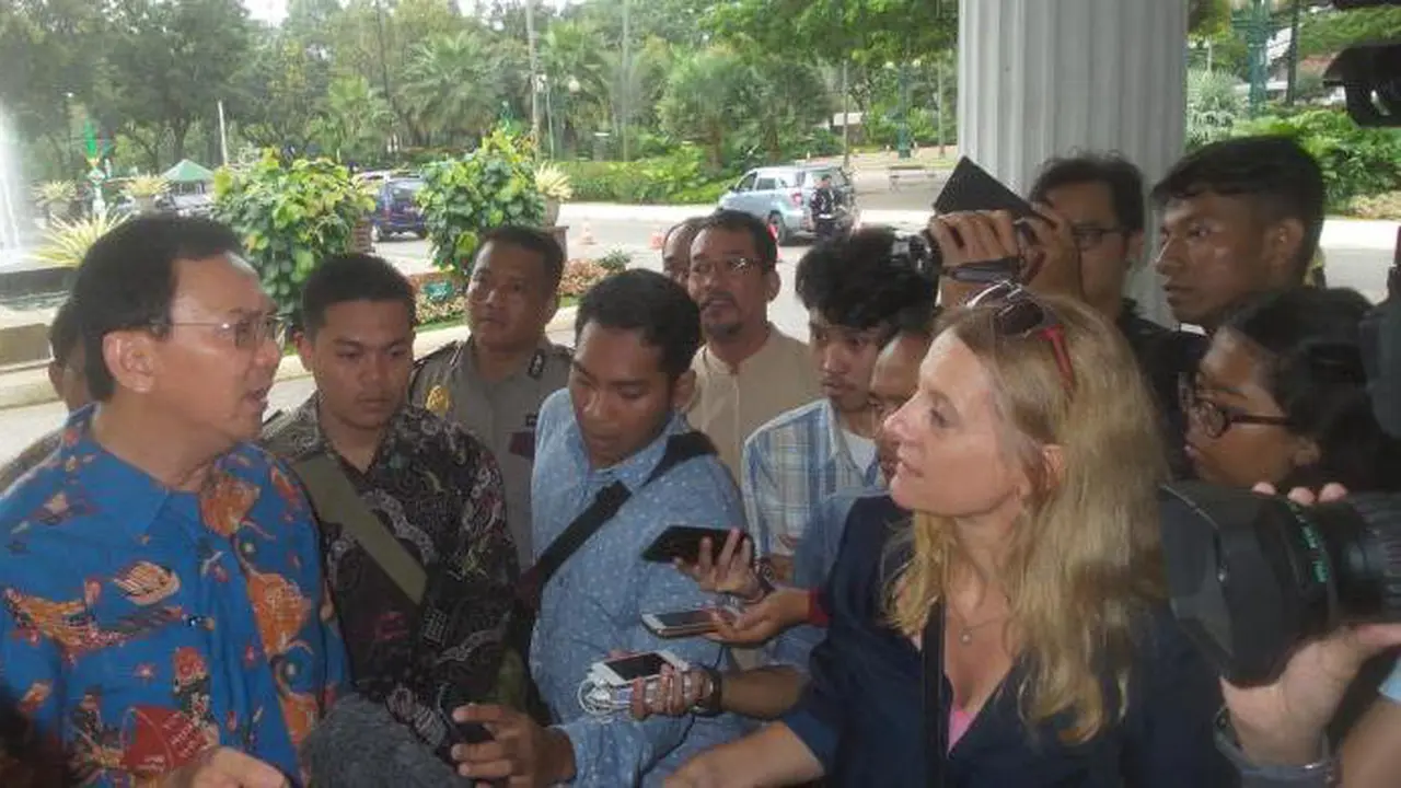Cerita Ahok 'Sembur' Jurnalis Asing yang Mengaturnya Soal Rokok