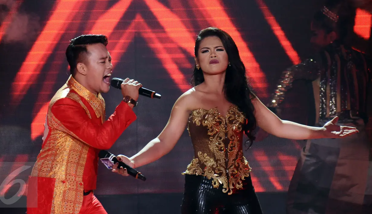 Weni (kiri) berduet dengan Danang saat konser kemenangan D'Academy Asia 2 di Studio 5 Indosiar, Jakarta, Kamis (29/12). Weni berhasil tampil menjadi juara dan Rani harus puas diposisi kedua serta Irsya ditempat ketiga. (Liputan6.com/Helmi Fithriansyah)
