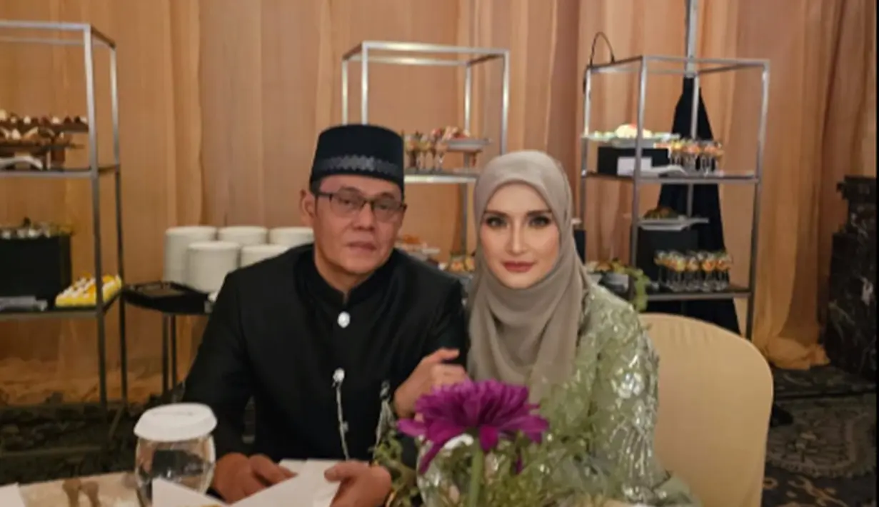 Inneke Koesherawati hadir ke pernikahan Dea Sahirah bersama sang suami. Menikah tahun 2004, Inneke dan Fahmi Darmawansyah tak kalah romantis dari kedua mempelai. Bahagia keponakannya menikah, Inneke unggah foto hadiri pernikahan Dea di Instagramnya. Inneke cantik pakai kebaya, sementara sang suami pakai beskap, pasangan ini tampil selaras di pernikahan Dea Sahirah. (Liputan6.com/IG/@inekekoes)