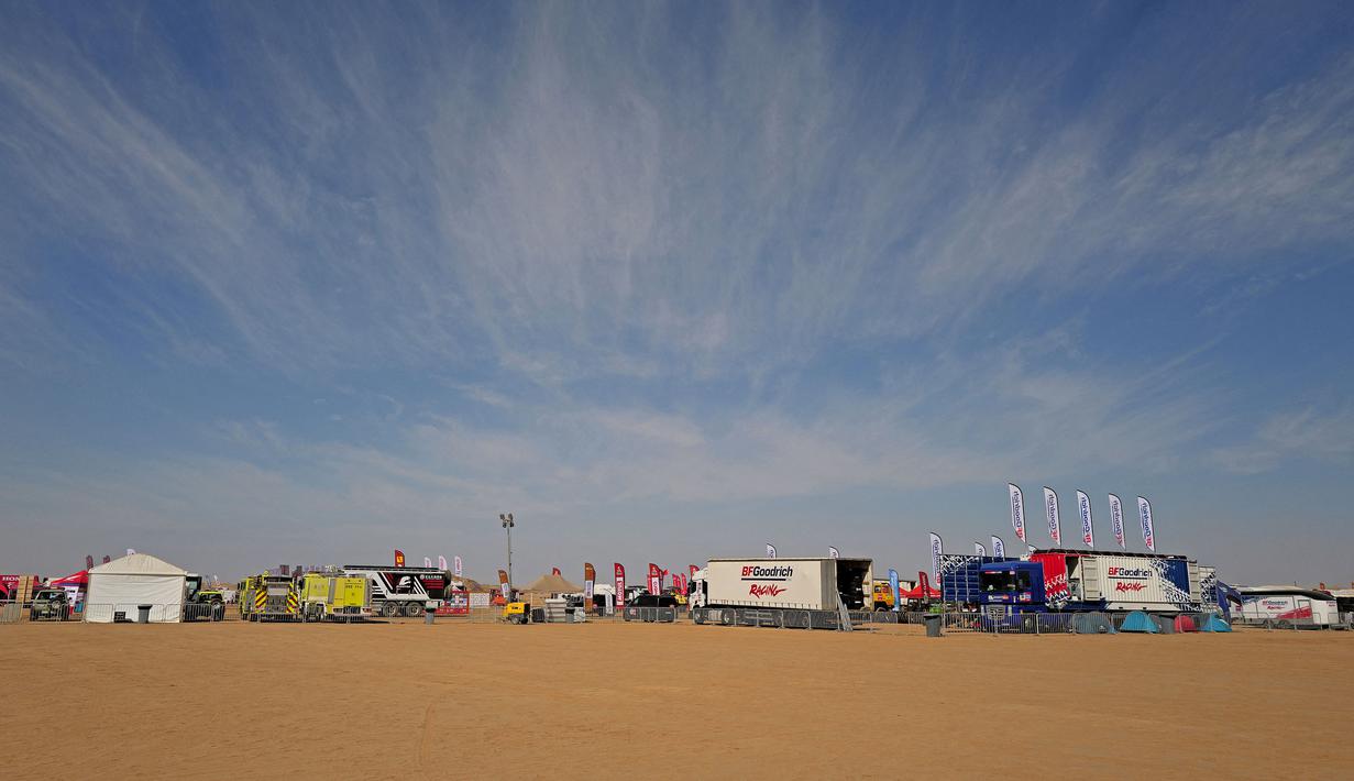Suasana persiapan di bivak menjelang ajang Reli Dakar 2025 pada Rabu (01/01/2025) waktu setempat di Bisha, Arab Saudi. Ajang tersebut akan berlangsung pada 3 hingga 17 Januari 2025. (AFP/Valery Hache)