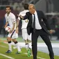 Giampiero Ventura memberi instruksi kepada pemain Italia saat menghadapi Macedonia, Senin (10/10/2016) dinihari WIB. Italia menang 3-2. (AP Photo/Boris Grdanoski)