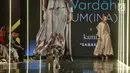 Model membawakan busana rancangan Wardah LUM (INA) x KAMI saat Jakarta Modest Fashion Week di Gandaria City, Jakarta, Minggu (29/7). KAMI mengangkat tema 'Sabaku'. (Liputan6.com/Herman Zakharia)