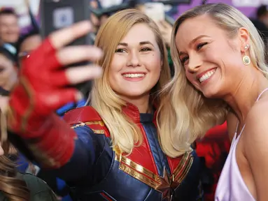 Pemeran Captain Marvel, Brie Larson berswafoto dengan penggemar setibanya pada world premiere film Avengers: Endgame di Los Angeles, California, Selasa (23/4). Avengers: Endgame akan tayang mulai 26 April di Amerika dan 24 April besok di Indonesia. (Rich Polk/Getty Images for Disney/AFP)