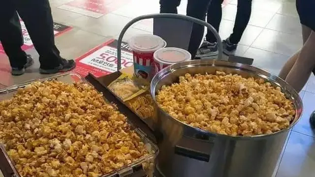 8 Potret Netizen Bawa Wadah Nyeleneh ke Bioskop saat Promo Popcorn, Bikin Geleng Kepala