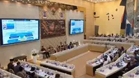 Menteri Pendayagunaan Aparatur Negara dan Reformasi Birokrasi (PAN-RB) Rini Widyantini rapat bersama Komisi II DPR RI di Kompleks Parlemen Senayan, Jakarta, Selasa (22/4/2925). (Tim News).