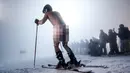 Peserta pria beraksi di "Naked Slalom Ski Race" di resor ski Steinach am Brenner, Austria, Sabtu (12/3/2016). Dalam pertandingan ini, setiap peserta diwajibkan menanggalkan busananya dan hanya memakai kain nomor saja. (Reuters/Dominic Ebenbichler)