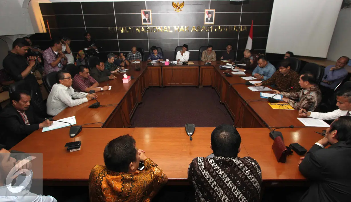 Suasana pertemuan antara Asosiasi Advokat Indonesia dengan Komnas HAM, Jakarta, Jumat (24/7/2015). Kedatangan mereka untuk melaporkan KPK atas perlakuan tidak manusiawi kepada OC Kaligis. (Liputan6.com/Helmi Afandi)