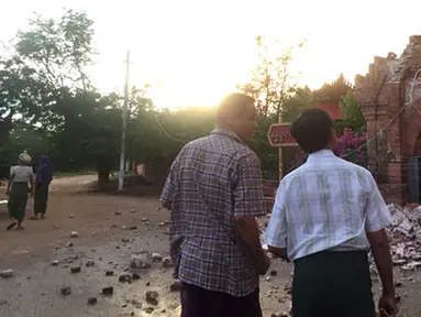 Dua orang pria meninjau dampak gempa di salah satu Pagoda di Bagan, Myanmar, Rabu (24/8). Gempa berkekuatan 6,8 SR tersebut menyebabkan sedikitnya tiga orang tewas dan sejumlah pagoda rusak parah. (REUTERS / Stringer)