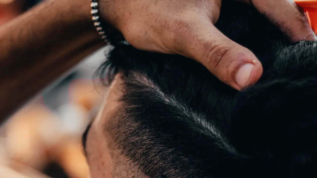 Ilustrasi potong rambut. (Salah Regouane/Unsplash)