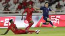 Bek Timnas Indonesia, Yanto Basna, menghadang gelandang Thailand, Supachok Sarachat, pada laga kualifikasi Piala Dunia 2022 di SUGBK, Jakarta, Selasa (10/9). Indonesia takluk 0-3 dari Thailand. (Bola.com/M Iqbal Ichsan)