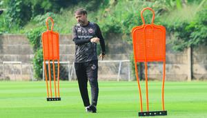 Mauricio Souza memimpin sesi latihan Persija Jakarta di Persija Training Ground, Sawangan, Depok, Jawa Barat, Kamis (5/7/2026). (Bola.com/Muhammad Iqbal Ichsan)