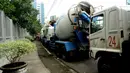 Delapan truk pengaduk semen milik TB Chaeri Wardhana alias Wawan yang disita KPK  kini terparkir di salah satu sisi gedung KPK Jakarta (Liputan6.com/Helmi Fithriansyah)