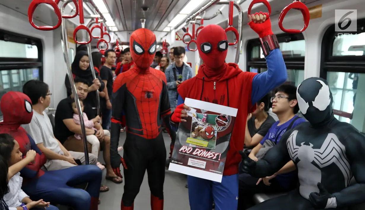 Para Spider-Man yang tergabung dalam komunitas Spider-Verse Indonesia menaiki gerbong kereta api ringan atau Light Rail Transit (LRT) di kawasan Jakarta, Minggu (21/7/2019). Dalam aksinya, mereka melakukan penggalangan dana untuk donasi anak penderita hydrocephalus. (Liputan6.com/Johan Tallo)
