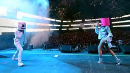 DJ Marshmello berkolaborasi dengan Nuh Cyrus di panggung Sahara pada hari ke 3 Coachella Valley Music & Arts Festival di Empire Polo Club pada tanggal 23 April 2017 di Indio, California, AS (23/4). (Christopher Polk / Getty Images untuk Coachella / AFP)