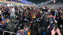 Tim Red Bull Racing sedang mempersiapkan mobil Max Verstappen sebelum melakukan balapan pada Formula 1 GP Qatar 2025 di Sirkuit Lusail, Lusail, Qatar, Minggu (30/11/2025) waktu setempat. (AFP/Andrej Isakovic)