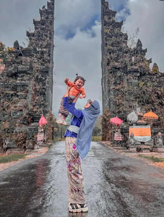 Berada di Bali keduanya juga tampil mengenakan kebaya. Ria dengan kebaya biru berbahan velvet dan Moana mengenakan kebaya orange. [@riaricis1795]