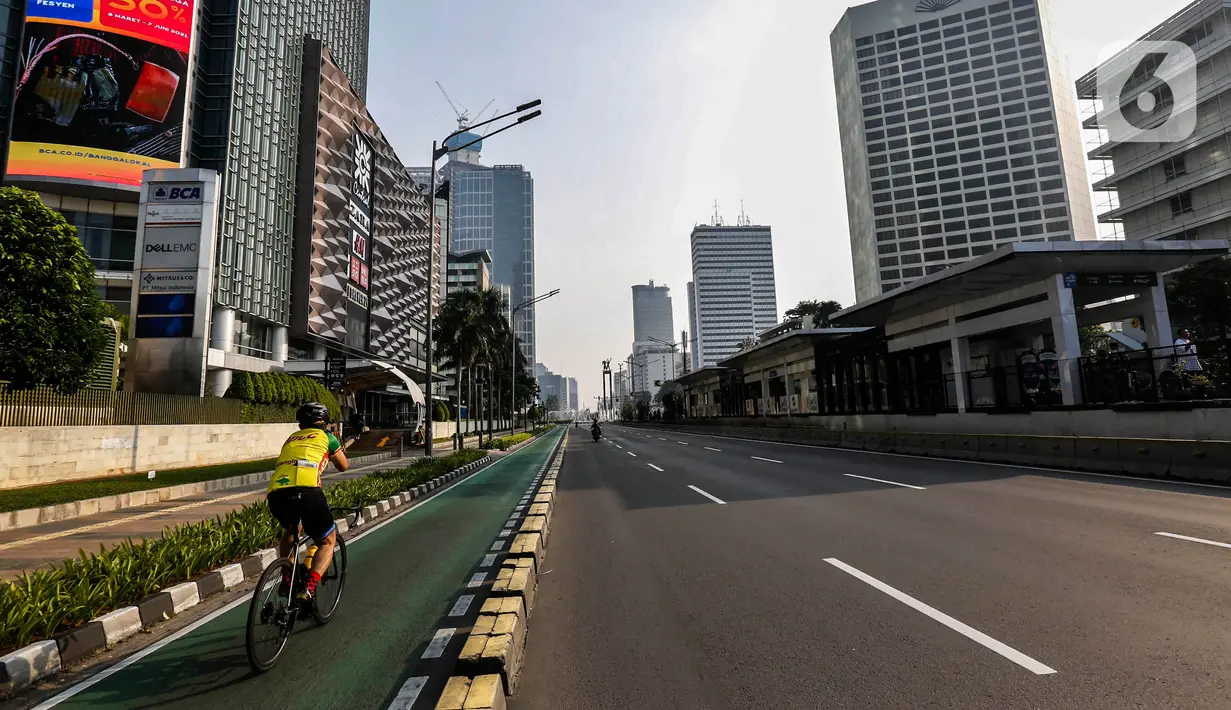 Warga bersepeda saat melintas di salah satu ruas jalan utama Jakarta, Kamis (13/5/2021). Jalanan Ibu Kota lengang pada libur hari Idul Fitri 1442 H. (Liputan6.com/Johan Tallo)