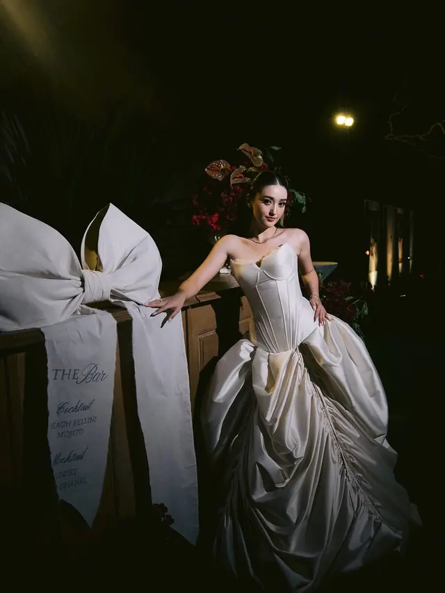 Kontras dengan Pemberkatan, Ranty Maria Tampil Lebih Terbuka Pakai Gaun Tanpa Lengan di Momen Resepsi Pernikahan