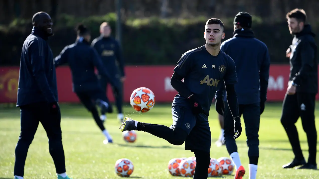 Pemain Manchester United, Andreas Perreira, mengontrol bola saat latihan jelang laga 16 besar Liga Champions. (AFP/Franck Fife)
