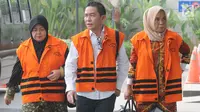 Tiga anggota DPRD Kota Malang Rahayu Sugiarti, Suprapto dan Wiwik Hendri Astuti tiba di gedung KPK, Jakarta, Senin (23/7). Ketiganya diperiksa untuk melengkapi berkas kasus dugaan suap pembahasan APBD-P Pemkot Malang TA 2015. (Merdeka.com/Dwi Narwoko)