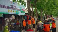 Anggota BPBD Probolinggo Kota pasang bener himbauan waspada bencana alam di sejumlah sudut kota (Istimewa)