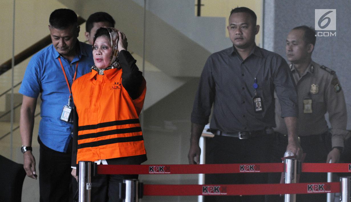 Anggota DPRD Sumatera Utara 2009-2014 dari Partai Golkar, Helmiati mengenakan rompi tahanan usai menjalani pemeriksaan di gedung KPK, Jakarta, Senin (9/7). Helmiati ditahan terkait dugaan suap APBD (Merdeka.com/Dwi Narwoko)