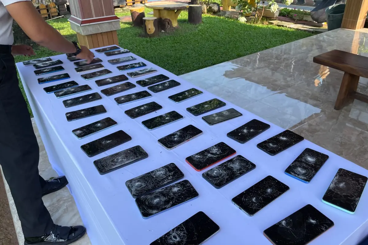 Lapas Narkotika Kelas IIA Gunung Sindur memusnahkan handphone dengan cara dihancurkan dalam komitmen Zero Halinar