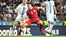 Dušan Tadić merupakan kapten sekaligus pemain dengan caps terbanyak di Timnas Serbia. Sejak debutnya pada Piala Dunia 2018, ia telah membuat 90 penampilan. Tadić menghabisakan empat tahun bersama Southampton sebelum direkrut oleh Ajax Amsterdam pada 2018. Pria 33 tahun itu mampu menemukan kesuksesan sebagai penyerang di skuad berjuluk de Joden. (AFP/Jure Makovec)