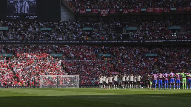 Momen skuad Crystal Palace vs Liverpool mengheningkan cipta untuk almarhum Diogo Jota dan Andre Silva jelang laga Community Shield di Stadion Wembley, Minggu (10/08/2025). (AP Photo/Dave Shopland)
