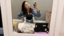 Nikita juga membagikan foto dirinya sedang pumping, mengenakan piyama biru lengan panjang dan inner bra top hitam. [@nikitawillyofficial94]