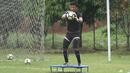 Kiper Persija Jakarta, Gianluca Rossi, menangkap bola saat latihan di Lapangan Sutasoma, Jakarta, Senin (26/3/2018). Macan Kemayoran merekrut kiper Timnas Indonesia U-19 untuk mengisi kuota tambahan. (Bola.com/Asprilla Dwi Adha)