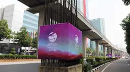 Banner KTT ASEAN terpasang pada tiang monorel di kawasan Jalan Rasuna Said, Jakarta, Minggu (3/9/2023). Pemasangan banner pada 100 tiang monorel tersebut dilakukan guna menyambut penyelenggaraan KTT ASEAN ke-43 yang digelar pada 5-7 September 2023 di Jakarta. (Liputan6.com/Herman Zakharia)