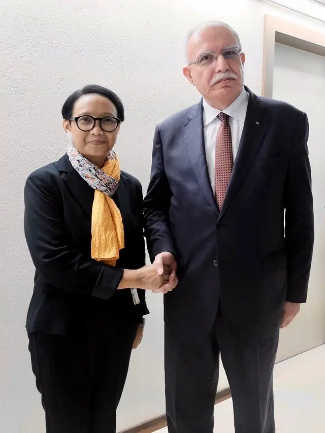 Menlu Retno Marsudi bersama dengan Menlu Palestina Riyad al-Maliki.
