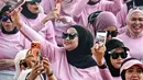 Bertajuk She Runes the World, lari santai diselenggarakan untuk menginspirasi para perempuan menjadi versi terbaik diri mereka. Tampak dalam foto, para pelari wanita mengikuti acara 'She Runes the World' di stadion Harapan Bangsa, Banda Aceh, Aceh, pada Minggu 3 Mei 2026. (CHAIDEER MAHYUDDIN/AFP)