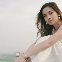 Dalam akun Instagram pribadinya, Lyodra kerap terlihat mengunggah gaya penampilannya saat memakai baju serba putih. Bahkan, simple dress yang digunakannya satu ini juga tak luput dari perhatian netizen. (Liputan6.com/IG/lyodraofficial)