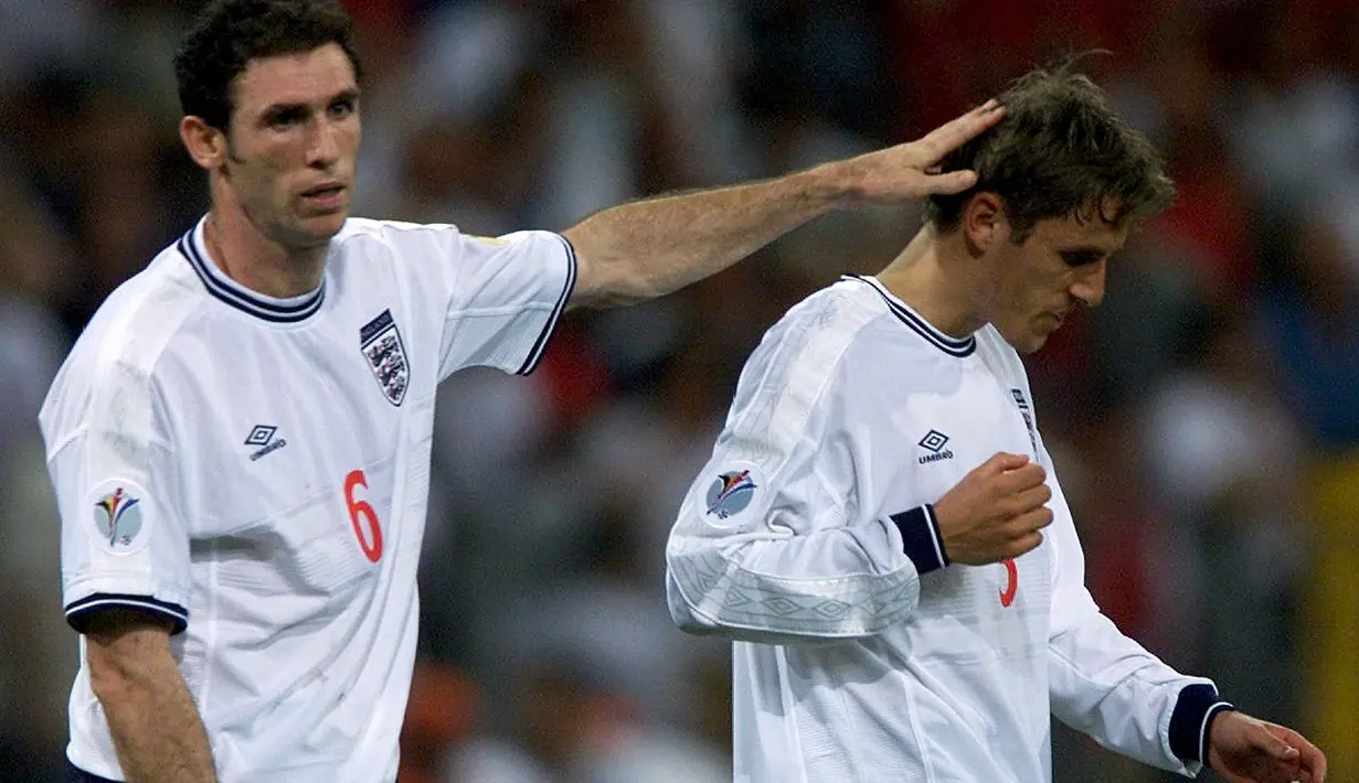 Inggris hanya butuh seri lawan Rumania untuk lolos dari Grup A Piala Eropa 2000. Saat skor 2-2, Phil Neville melanggar Viorel Moldovan yang berujung penalti di menit ke-88. Rumania menang 3-2. (www.squawka.com)