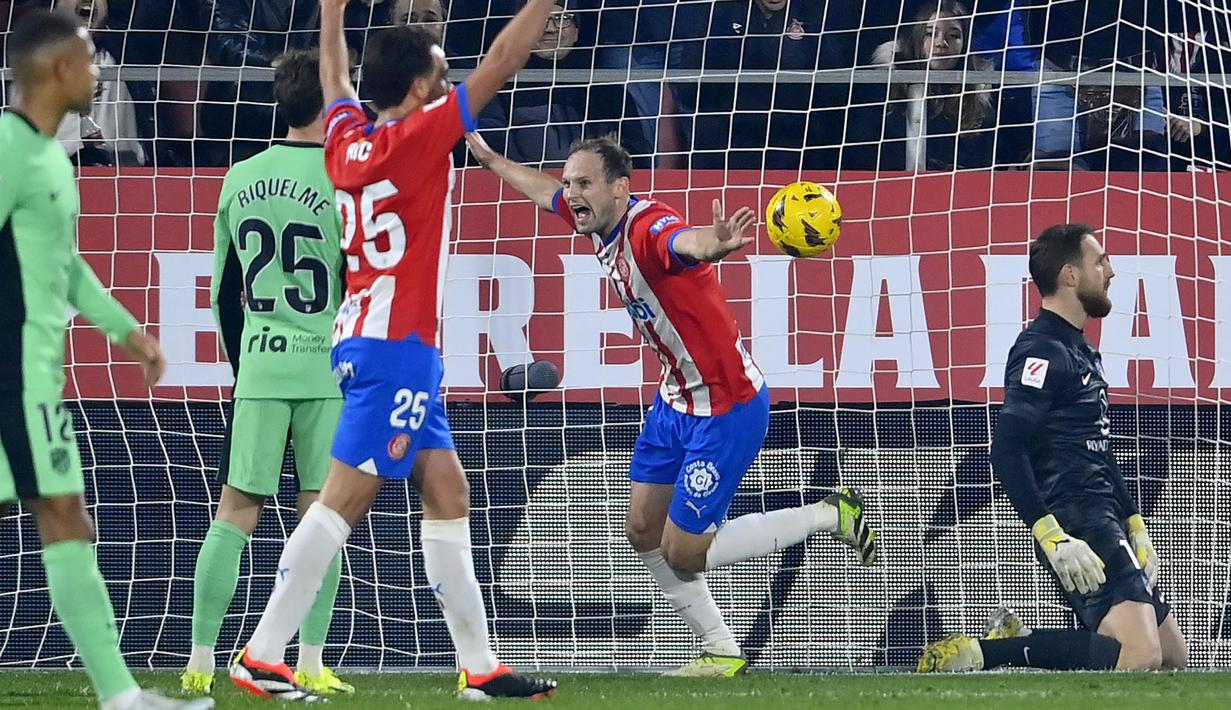 Selebrasi bek Girona, Daley Blind (tengah) setelah mencetak gol ketiga timnya yang membawa keunggulan 3-1 atas Atletico Madrid pada laga pekan ke-19 Liga Spanyol 2023/2024 di Montilivi Stadium, Girona, Kamis (4/1/2024) dini hari WIB. (AFP/Pau Barrena)