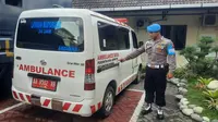 Polisi memeriksa kondisi mobil ambulans korban pencurian katalis knalpot karena melayani panggilan darurat palsu.foto: liputan6.cpm/Felek Wahyu