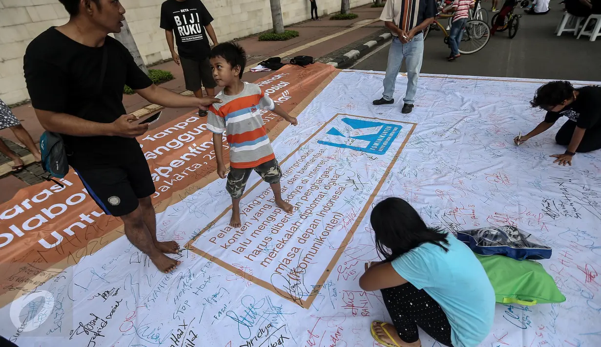 Kampanye aksi sekaligus penandatanganan spanduk “Deklarasi Hidup Tanpa Hoax dan Fitnah di kawasan Car Free Day Bundaran HI, Jakarta, Minggu (29/1). Aksi itu untuk meningkatkan kewaspadaan terhadap berita hoax dan fitnah. (Liputan6.com/Faizal Fanani)