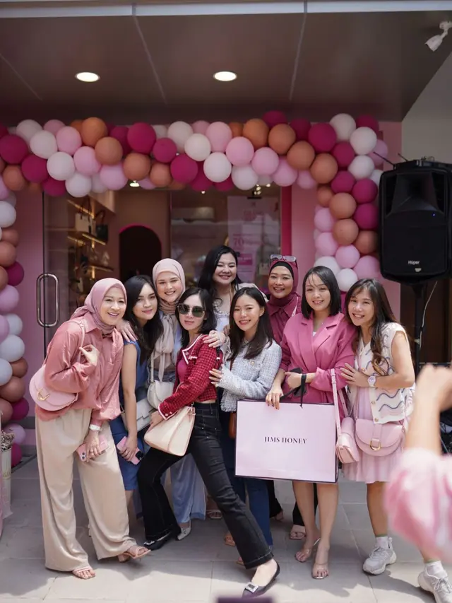 Cut Meyriska dan Eriska Rein hadir di pembukaan outlet cabang brand fashion di Bandung